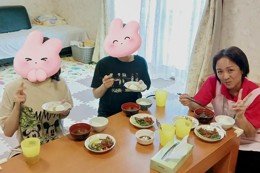 くじらはうすでみんなで食事