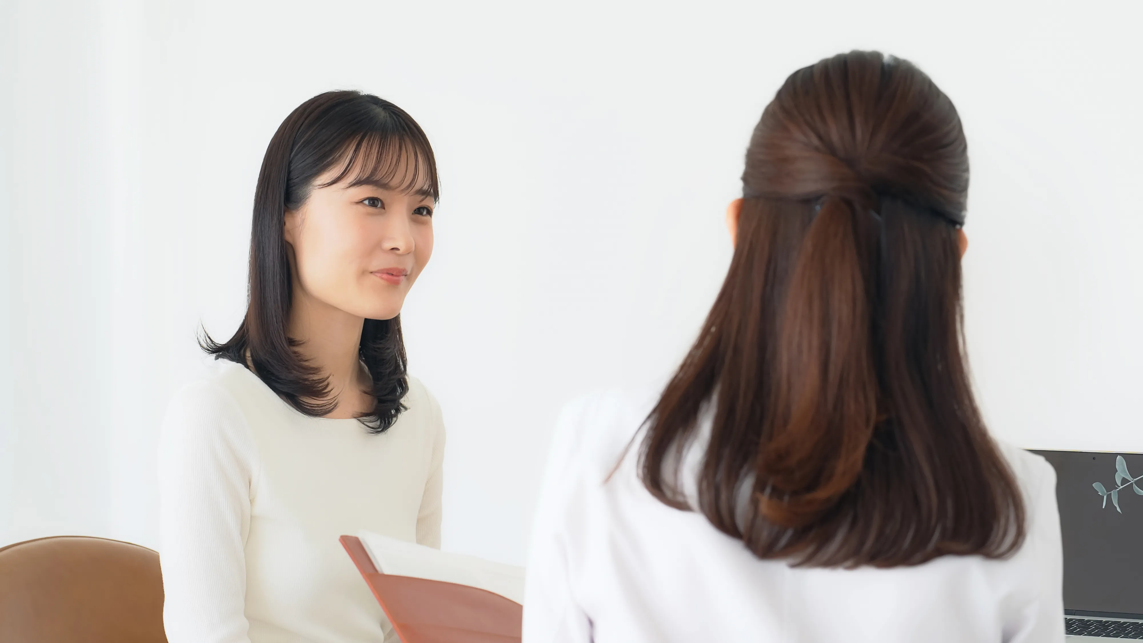 医師に相談している女性