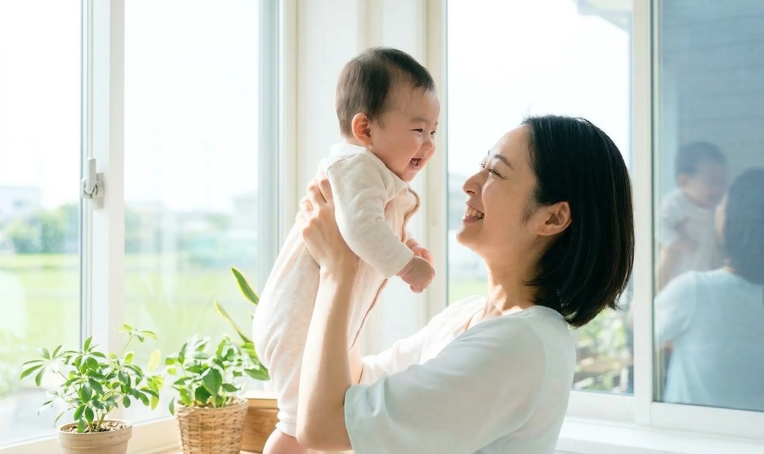 笑顔の母親と赤ちゃん