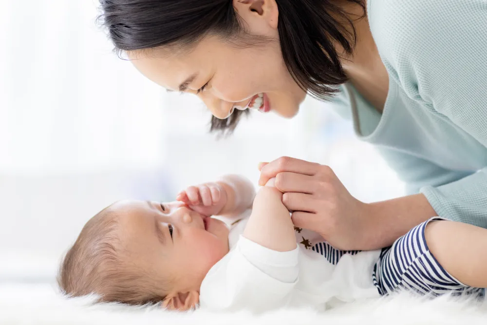 母と子が笑顔で見つめあう様