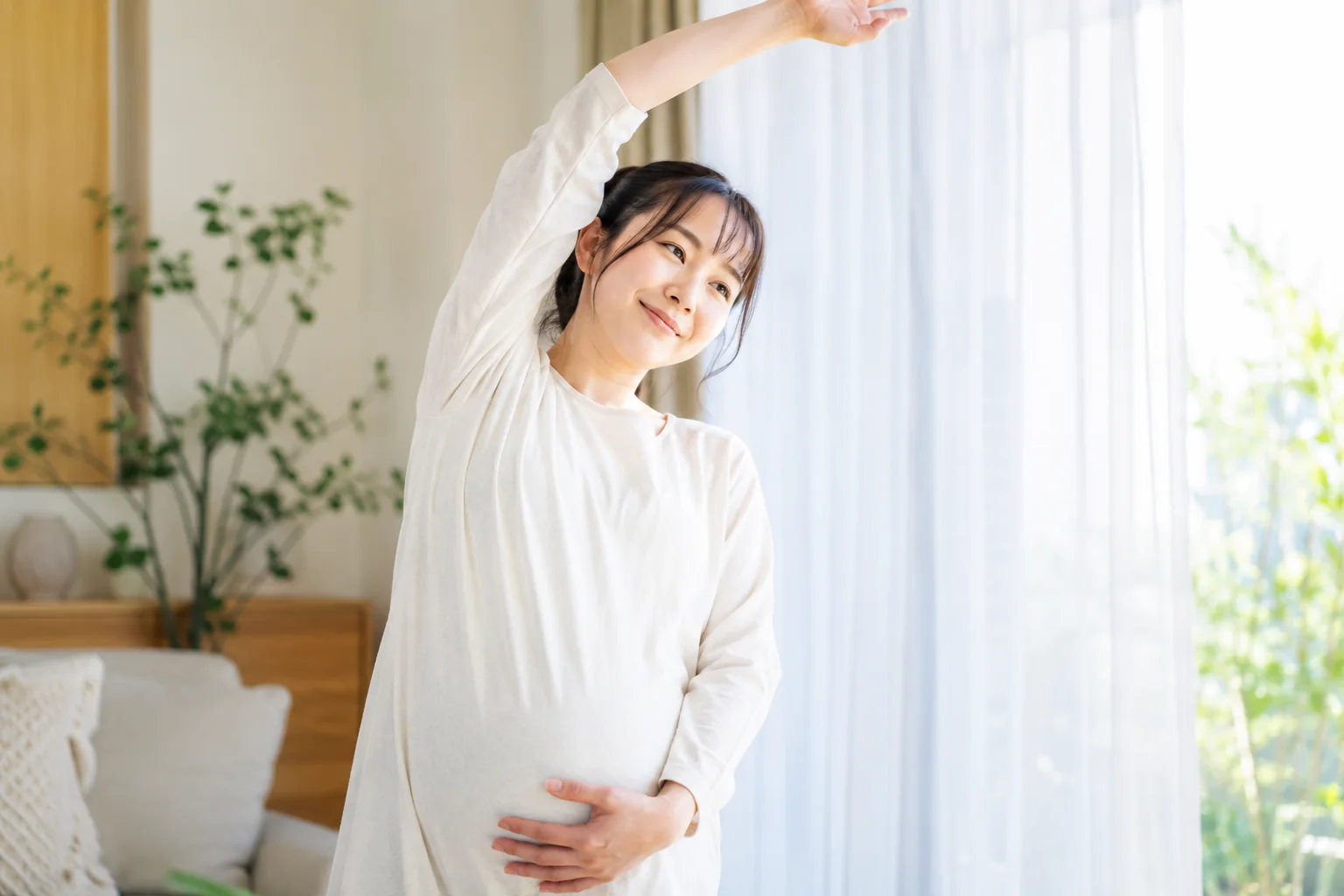 ストレッチをする妊婦