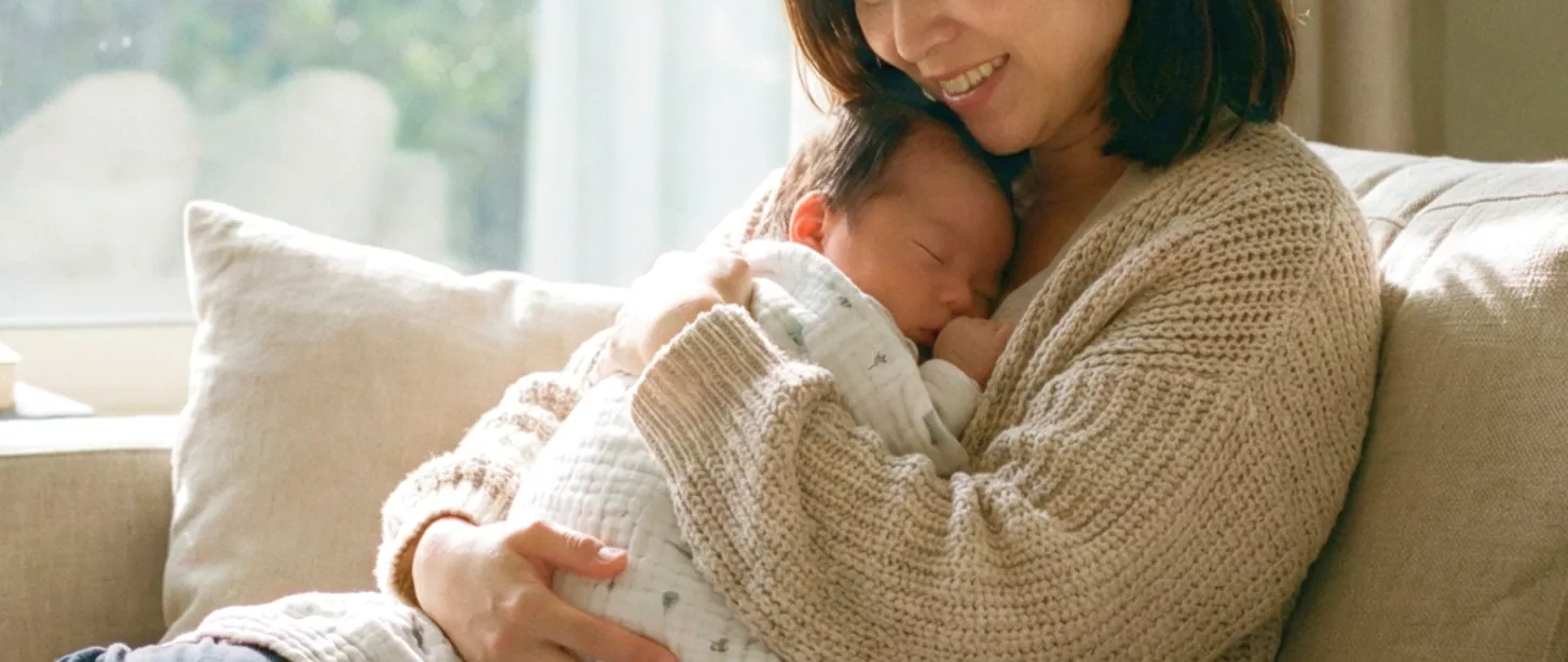 女性があかちゃんを抱きしめる様子