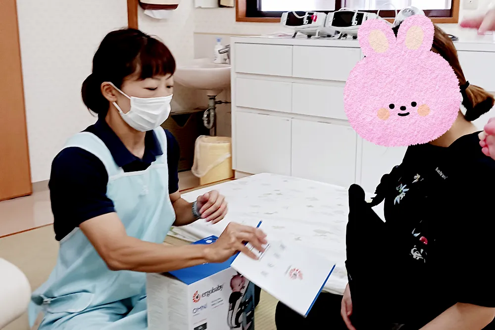 くじらはうすでの抱っこ紐体験