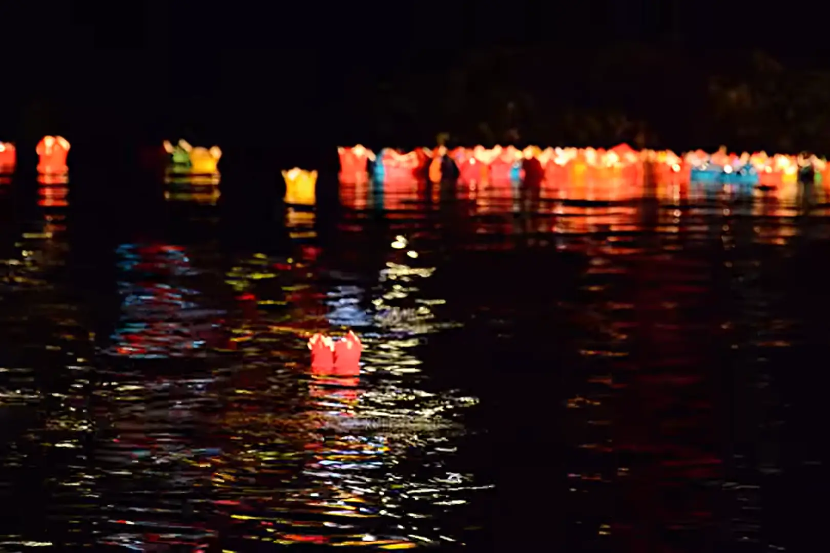 ベトナム・ホイアンのランタン祭り（灯籠流し）