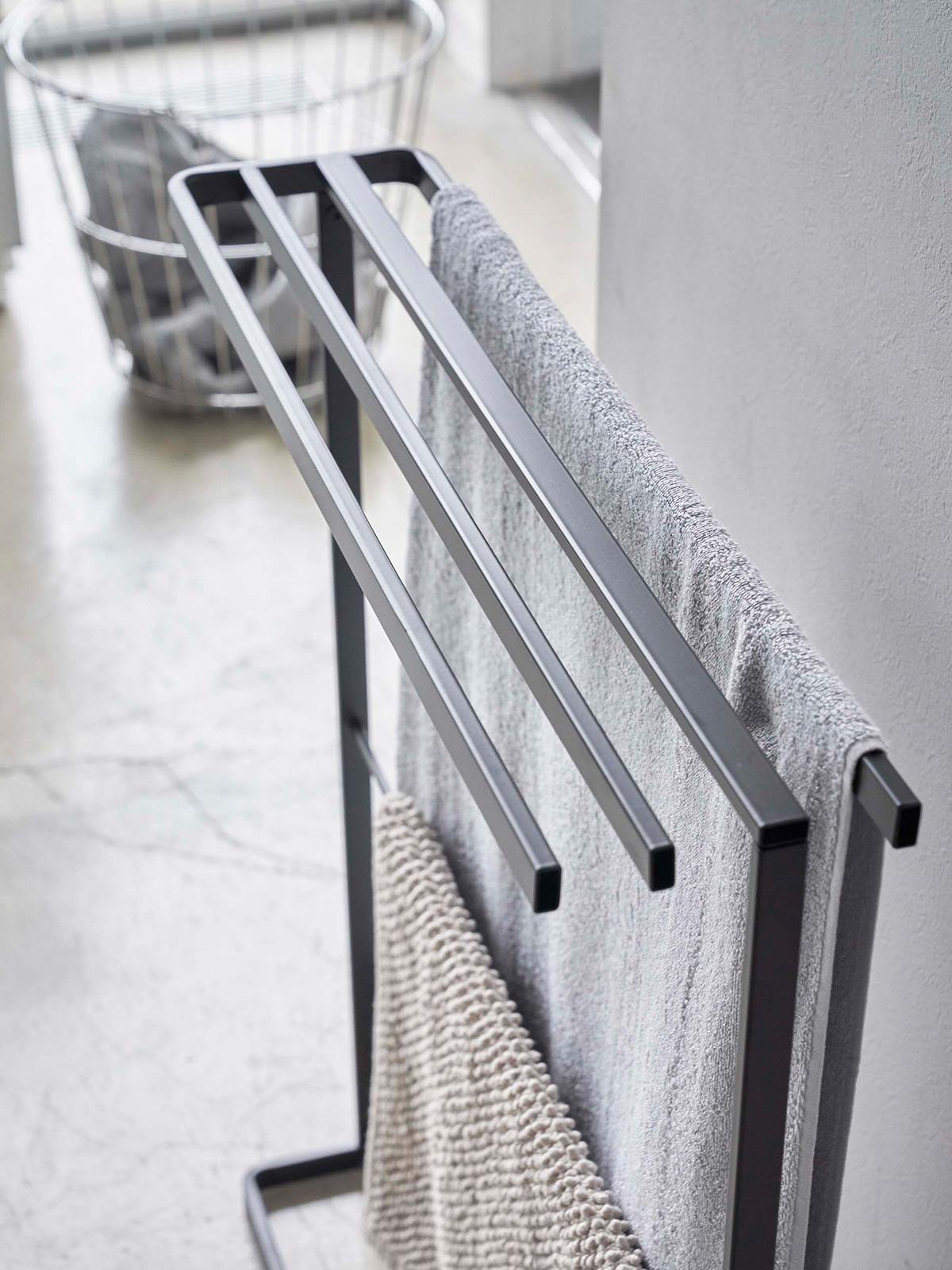 tower ｜ 横から掛けられるバスタオルハンガー タワー スリム ｜ 山崎実業