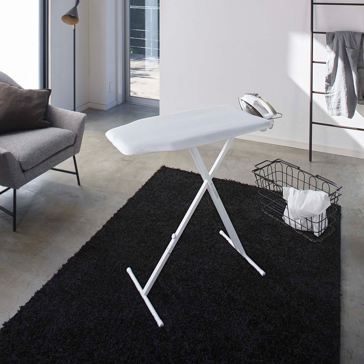 107/　YAMAZAKI 山崎実業 人体型 スタンド式 アイロン台 BP-SK 高さ調節機能可能 箱付き ※中古 : 山崎実業(Yamazaki) スタンド式 人体型アイロン台