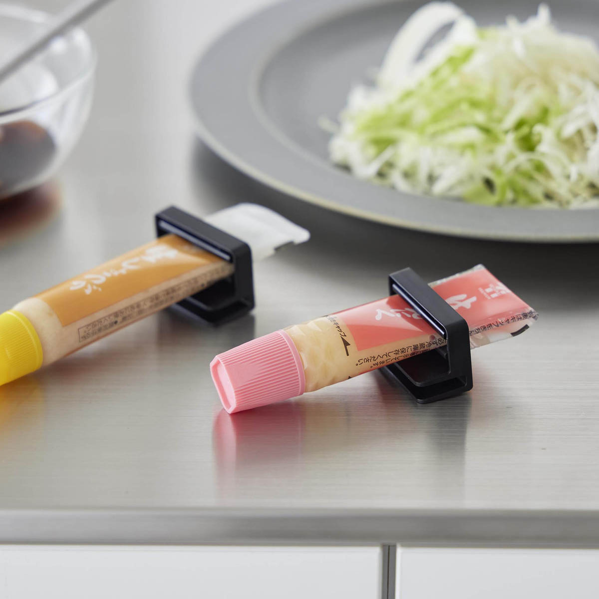 tower ｜ 引っ掛け絞れる薬味チューブホルダー タワー 3個組 ｜ 山崎実業