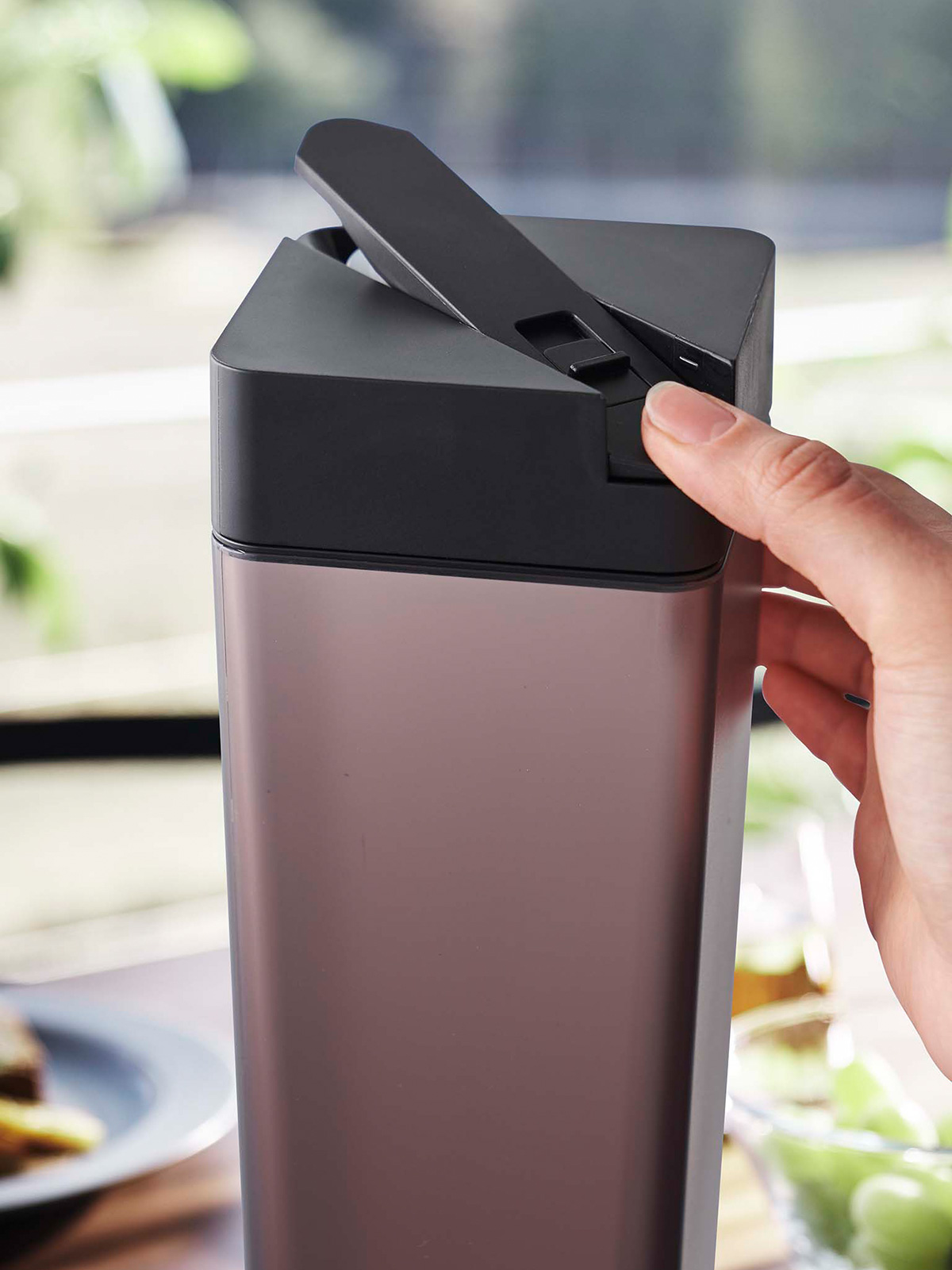 tower ｜ 倒して置ける冷水筒 タワー ｜ 山崎実業