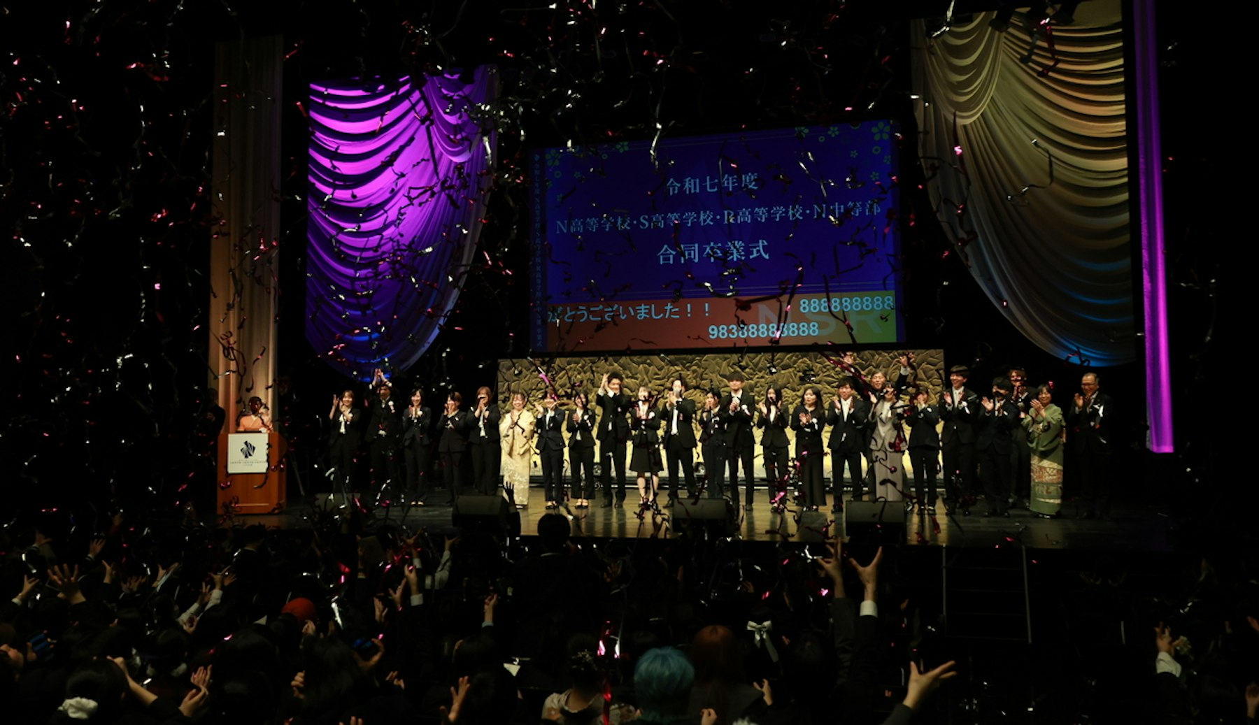 令和七年度 N高等学校・S高等学校・R高等学校、N中等部 合同卒業式を大阪府で挙行 霜降り明星 粗品さん、N高卒業生・安部若菜さんが在籍するNMB48がサプライズで登場し卒業生約1万名の門出を祝福