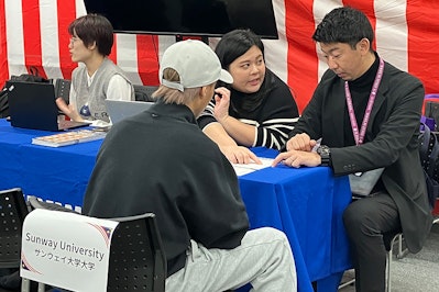 生徒からの質問に答えてくれる海外大学の職員と通訳スタッフ