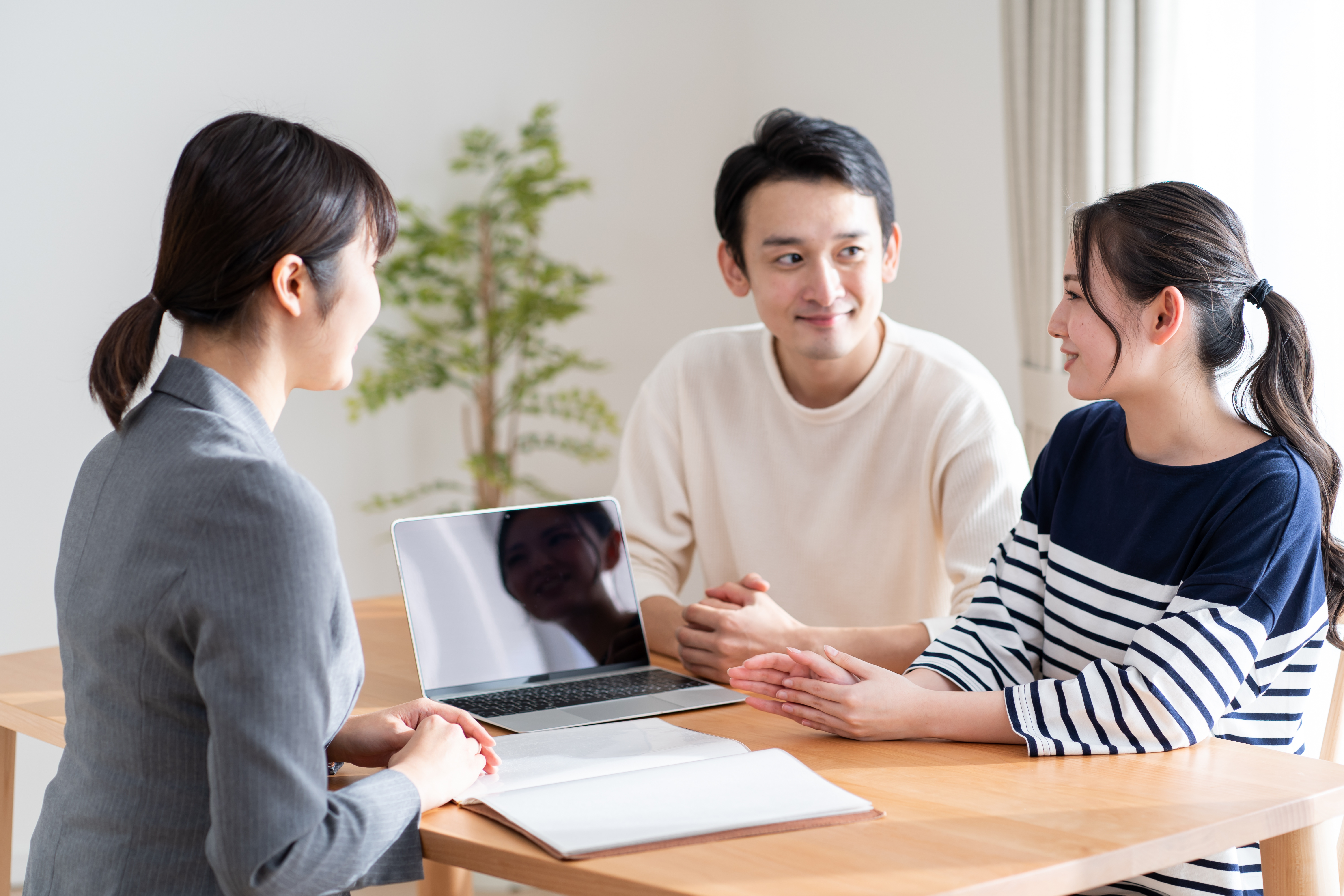 保険の相談をする男女