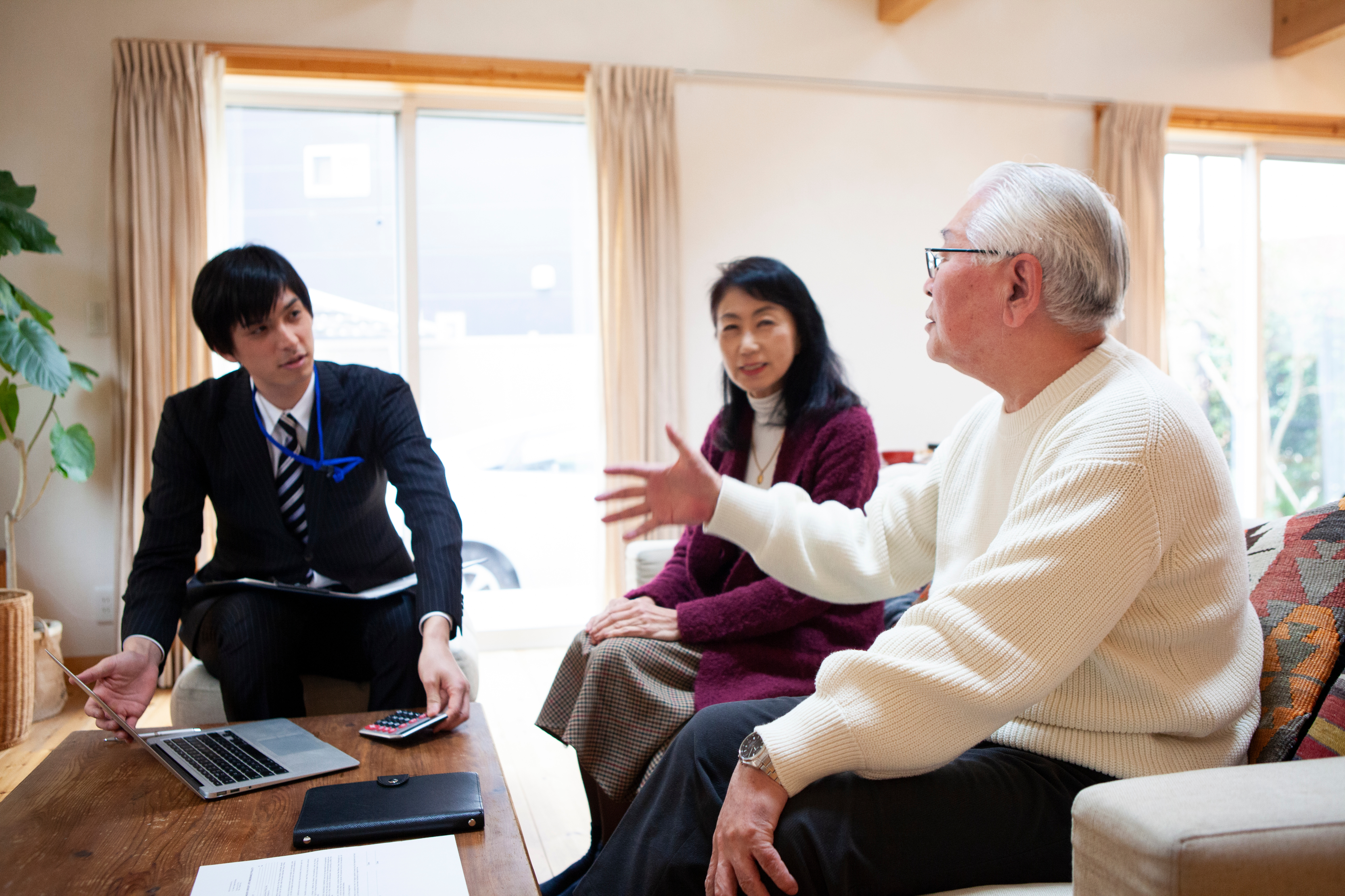 保険の見直しをする老夫婦