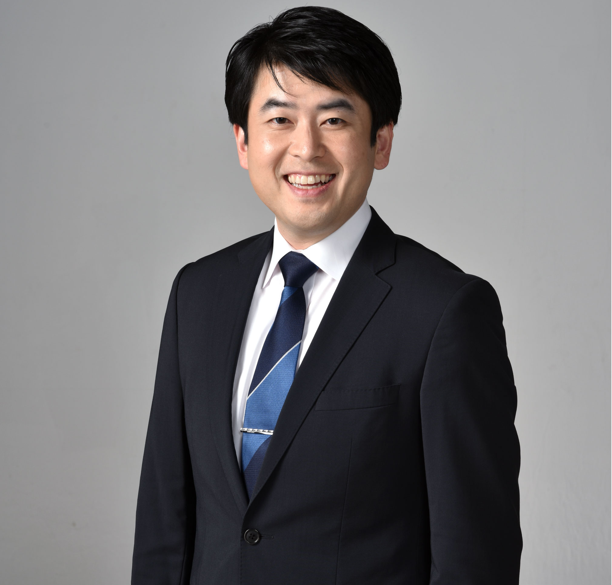 <p>桐朋学園芸術短期大学演劇科を卒業後、2004年舞台「春にして君を離れ」で本格デビュー。<br><br>2008年東映「次世代を担う俳優養成プロジェクト」対象者3人の中の１人に選ばれ数々の東映作品に出演。<br><br>2016年からは生放送『デイリーニュース横浜』 地域情報番組キャスター・生ナレーションを4年間務め、中継レポーターや横浜関連イベントの司会も担当。</p>