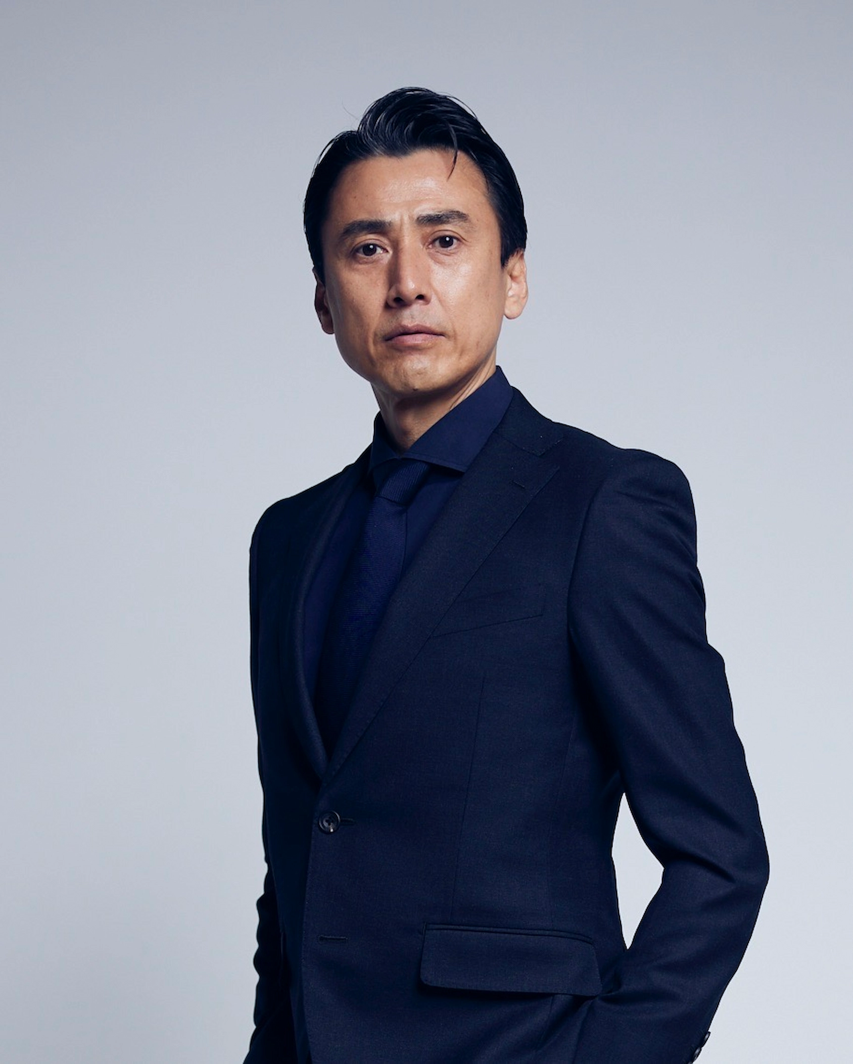 <p>1996年「超光戦士シャンゼリオン」でデビュー。その後劇団ストレイドックに多数客演し、2000年森岡利行監督「クラヤミノレクイエム」(悲しきヒットマン)で主役を務め、北野武監督「Dools」、荒木とよひさ監督「いつかA列車に乗って」、「踊る大捜査線THE MOVIE3」、大林宣彦監督「野のなななのか」、大畑創監督「へんげ」等の映画に出演。舞台は日中韓共同制作演劇 「祝/言」、弘前劇場「家に高い木があった」、「キダリダ」(八鍬健之介演出)他、多数。</p>