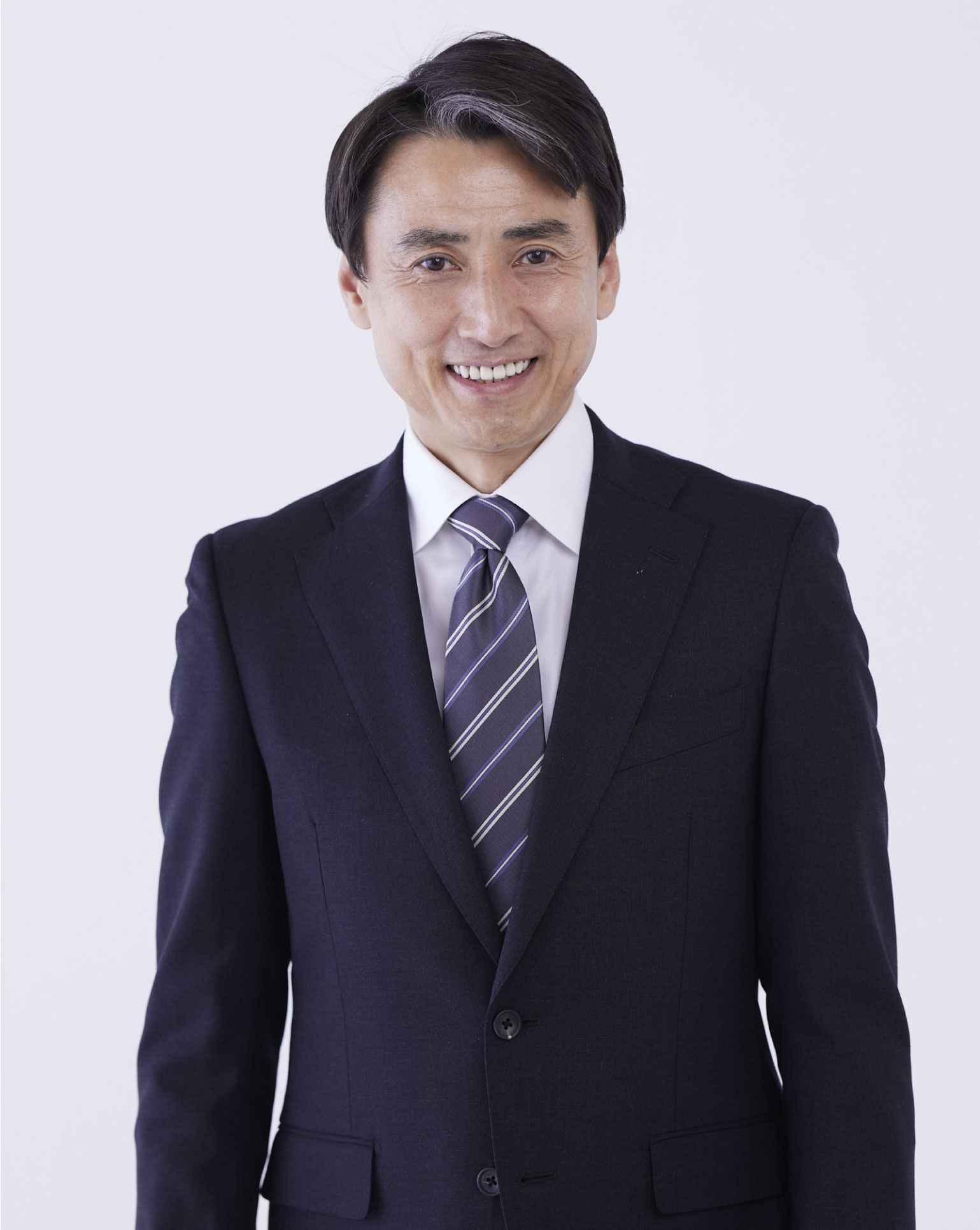 <p>1996年「超光戦士シャンゼリオン」でデビュー。その後劇団ストレイドックに多数客演し、2000年森岡利行監督「クラヤミノレクイエム」(悲しきヒットマン)で主役を務め、北野武監督「Dools」、荒木とよひさ監督「いつかA列車に乗って」、「踊る大捜査線THE MOVIE3」、大林宣彦監督「野のなななのか」、大畑創監督「へんげ」等の映画に出演。舞台は日中韓共同制作演劇 「祝/言」、弘前劇場「家に高い木があった」、「キダリダ」(八鍬健之介演出)他、多数。</p>