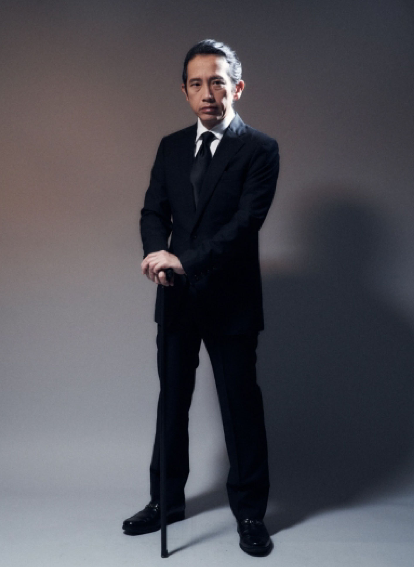 <p>５歳で子役としてデビュー。石井ふく子プロデュース作品や「家族ゲーム」「おしん」「深夜にようこそ」等、多数出演。<br><br>85年に、「ブライトンビーチ回顧録」（ニール・サイモン作）で本格的舞台デビューを果たし、「テンペスト」「ロミオとジュリエット」「夏の夜の夢」「トーチソングトリロジー」「人間合格」「ひかりごけ」「秘密の花園」「藪原検校」等々と舞台評価も高い。近年は新宿梁山泊でのアンダーグラウンド作品からナイスコンプレックス(主催・キムラ真)などの新世代まで活動を広げている。映画「ドグラマグラ」「はるかノスタルジィ」「キャラクター」(2021)でも個性的な演技を見せた。<br><br>又、「風の谷のナウシカ」(アスベル役)，「もののけ姫」(アシタカ役)，「タイタニック」「ザ・ビーチ」のレオナルド・ディカプリオの吹き替えや、ＮＨＫ「世界ふれあい街歩き」のナレーションを番組開始当初から担当。多数のオーディオドラマや、RPG「オクトパストラベラー２」のCVなど、声でも活躍をしている。</p>