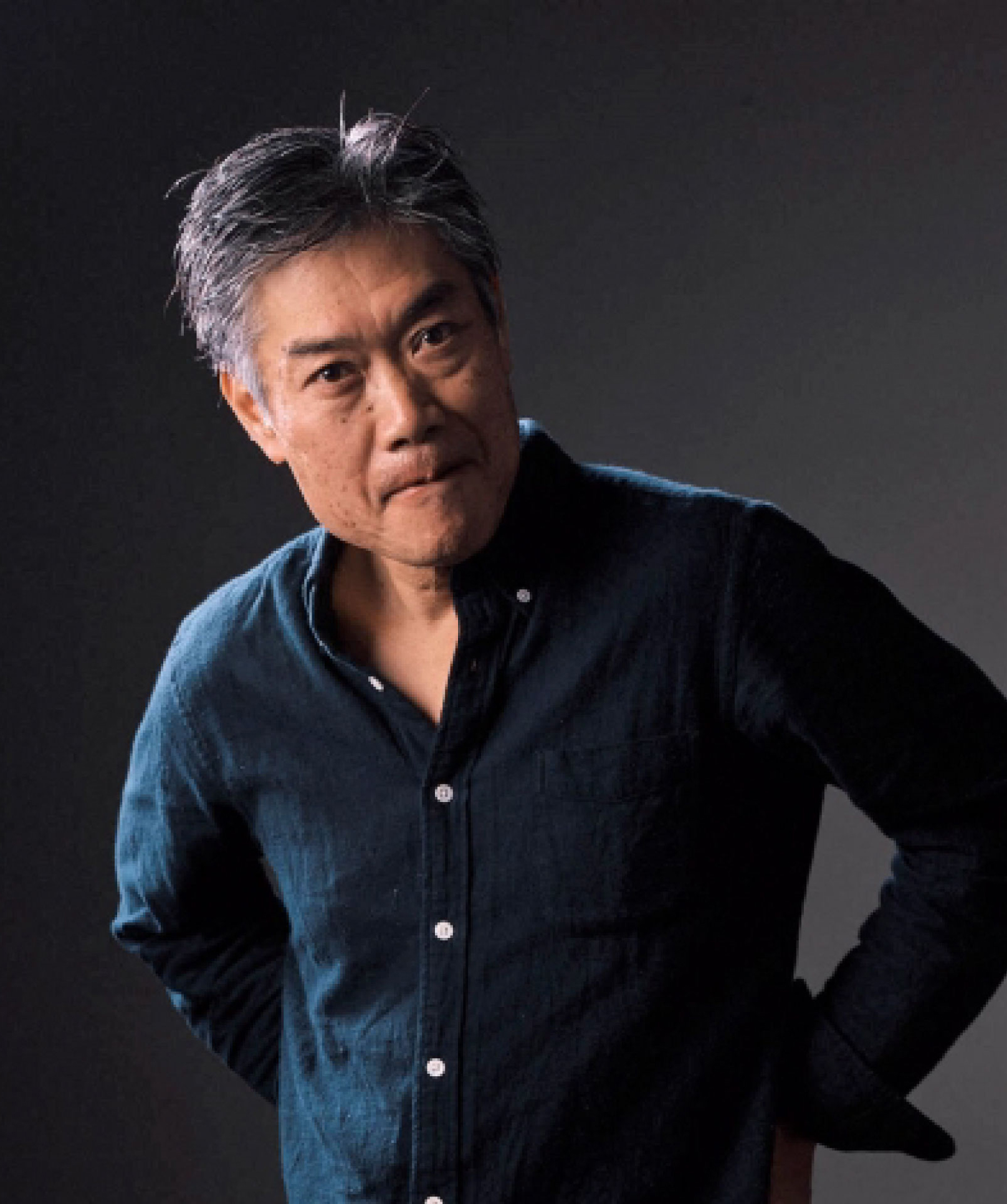 <p>14歳で劇団ひまわりに入団。 数々のテレビ・映画に出演し、その傍ら、小劇場の舞台も数多く踏んでいる。<br><br>近年では、話題になったＣＸドラマ「ＳＰ」で、テロリスト役で出演し、監督の要求で全てのシーンをアドリブで演じ切ったように、何にでもこなせる器用な役者である。</p>