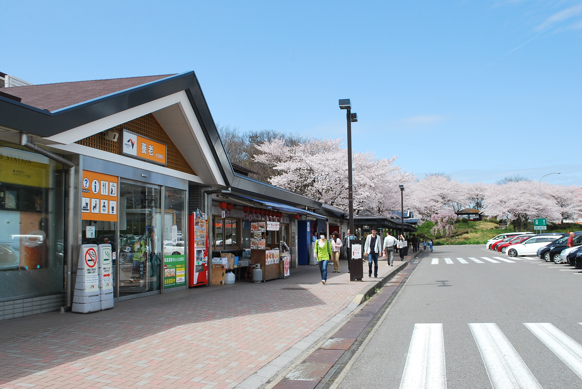 情報伝達力の向上とシフト管理の見える化で業務改善を推進