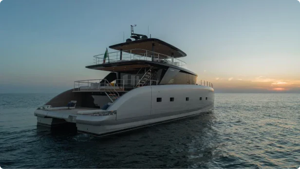G LION YACHT CLUB