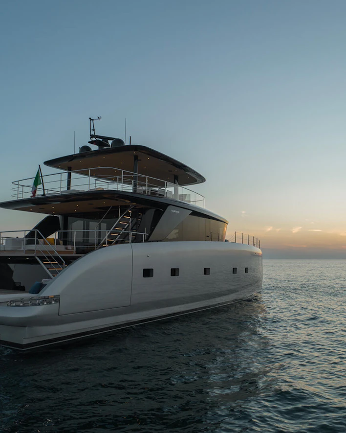G LION YACHT CLUB