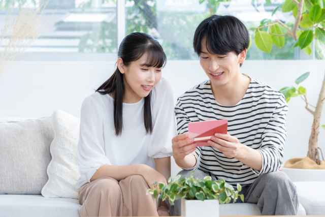 【2026年版】同棲の家賃相場はいくら？手取り別の目安・負担割合・間取りの選び方を徹底解説