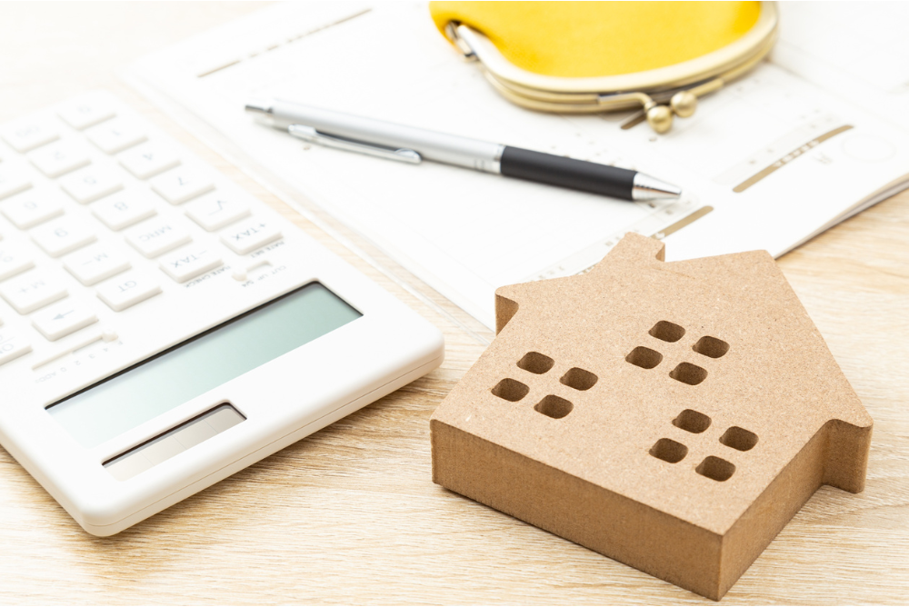 【2026年版】引っ越し費用の相場は？単身・家族別の早見表と初期費用を含めた総額ガイド