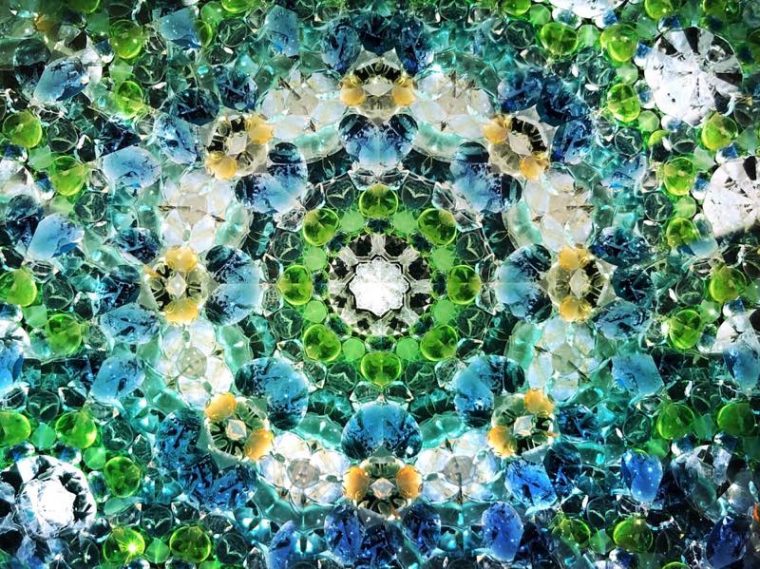 万華鏡作家】「持ち主の幸せを願って制作する」宝石を使った万華鏡を