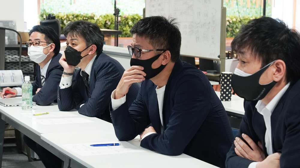 自己紹介プレゼンを聴く弊社役員