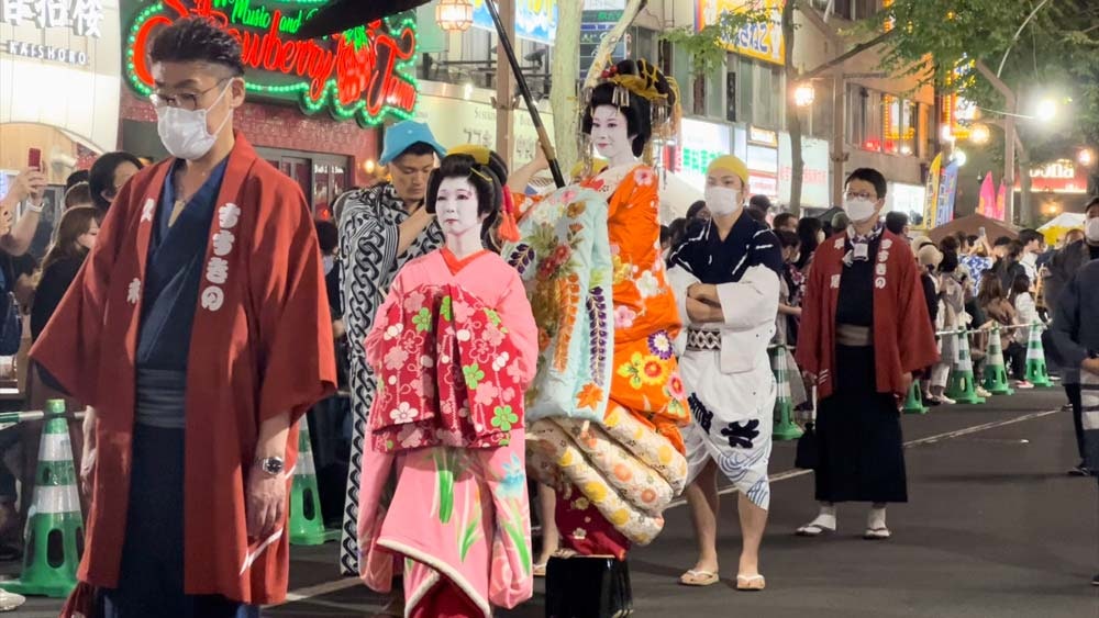 すすきの祭りの様子(花魁道中)
