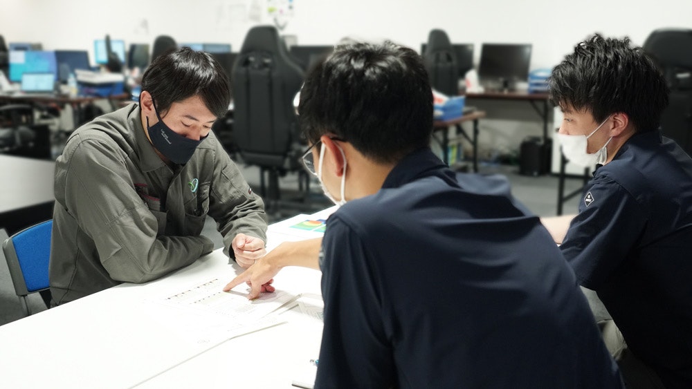 物件打ち合わせを行う気流解析担当者たち