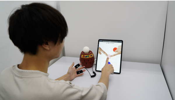 ボタン押下における他者との同時行為による行為の他人ごと化の調査 の研究画像