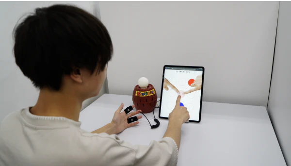 ボタン押下における他者との同時行為による行為の他人ごと化の調査 の研究画像