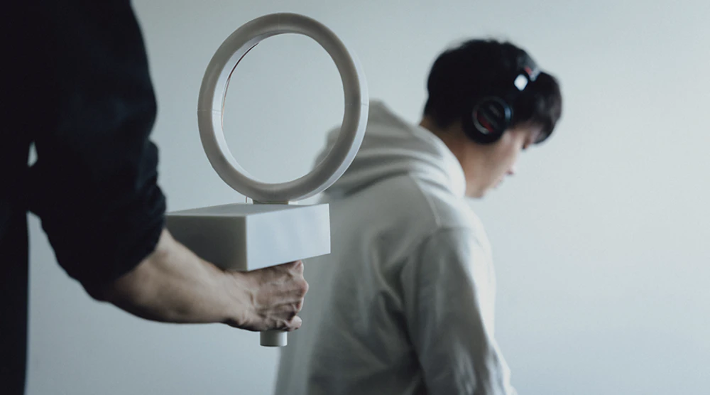 WhisperCast: ヘッドフォン装着者だけが聴取可能な音を再生する磁気誘導を利用した手法の検討 の研究画像