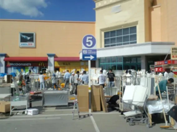 水害被害を受けた店舗への什器入れ替えの様子