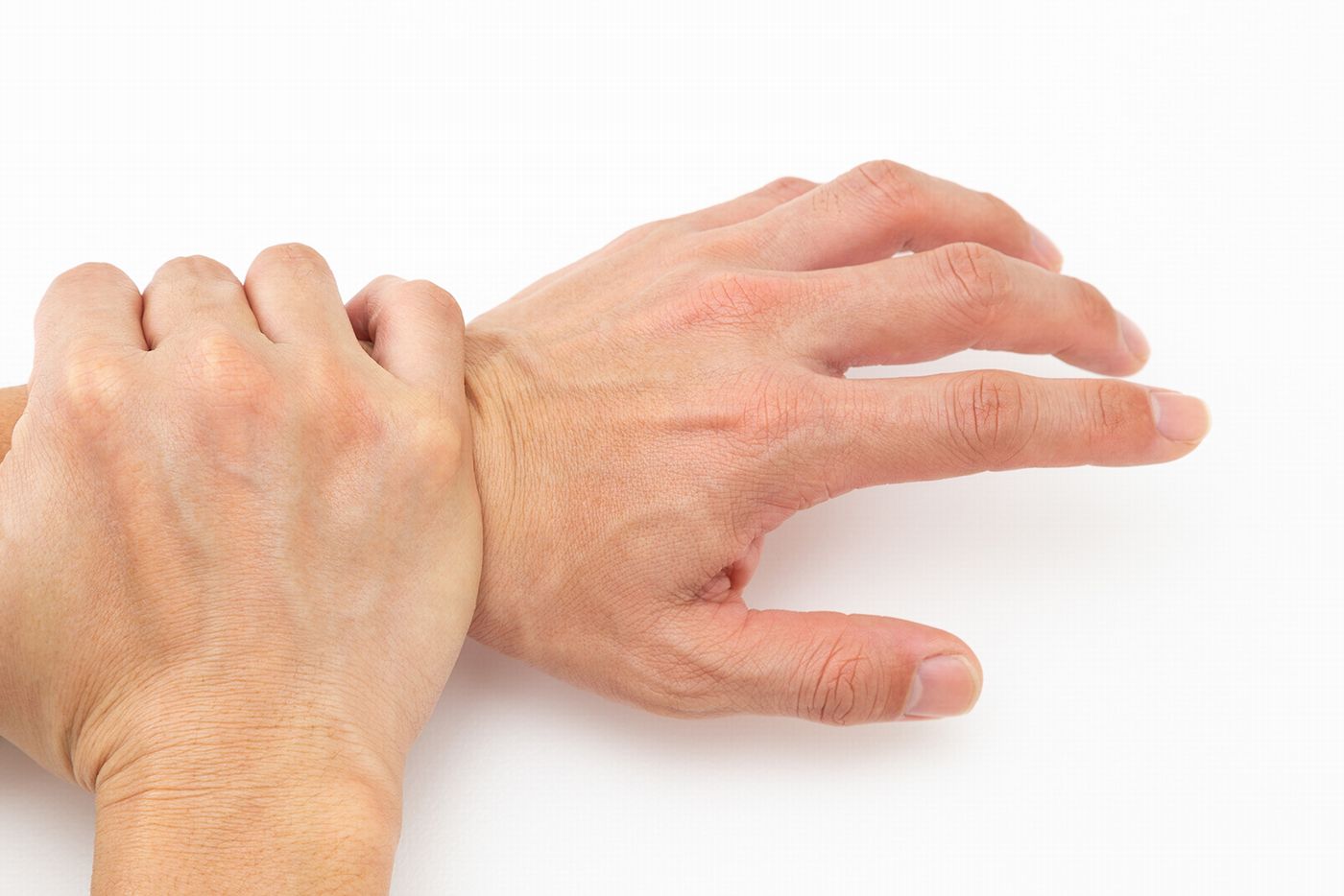 手が痙攣、ピクピクする原因は？ストレスや疲労、まれに重大疾患の可能性も【医師解説】の画像