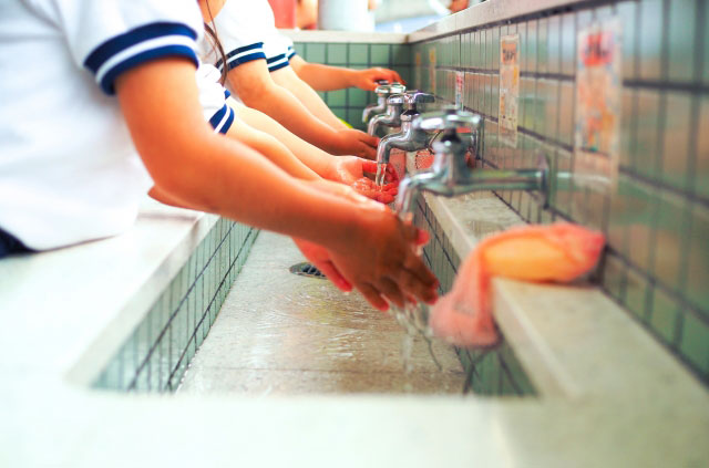 手を洗う子ども