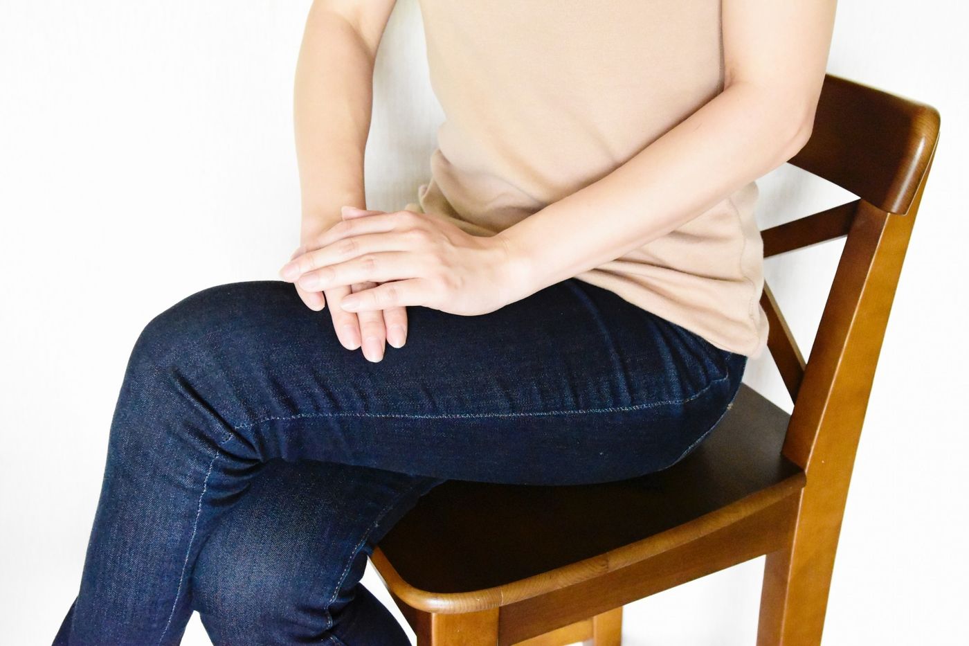 「足を組むと骨盤がゆがむ」は本当？医師が教える、じつはもっと注意すべき「座り方の習慣」の画像