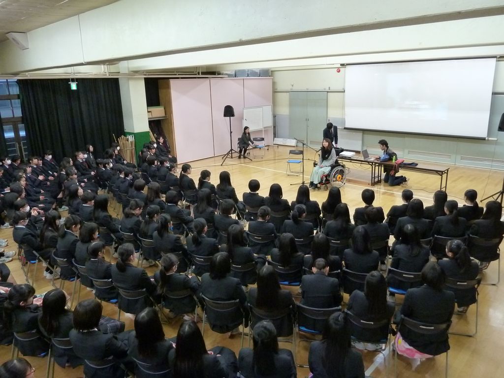 会社員のかたわら、積極的に講演活動を行う