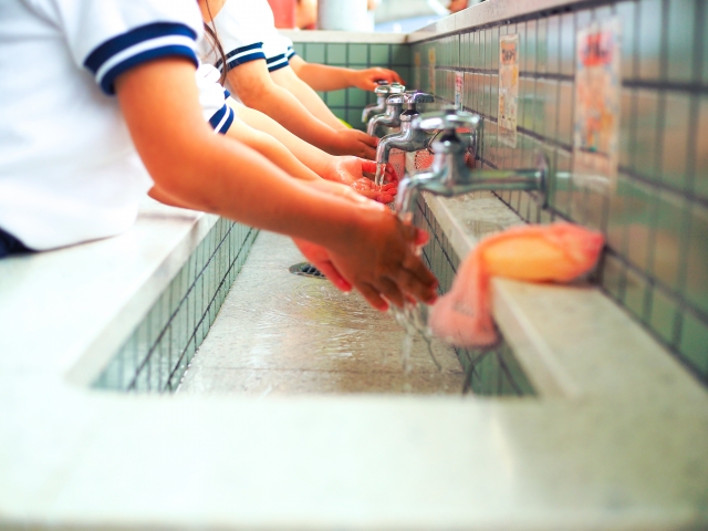 手を洗う児童