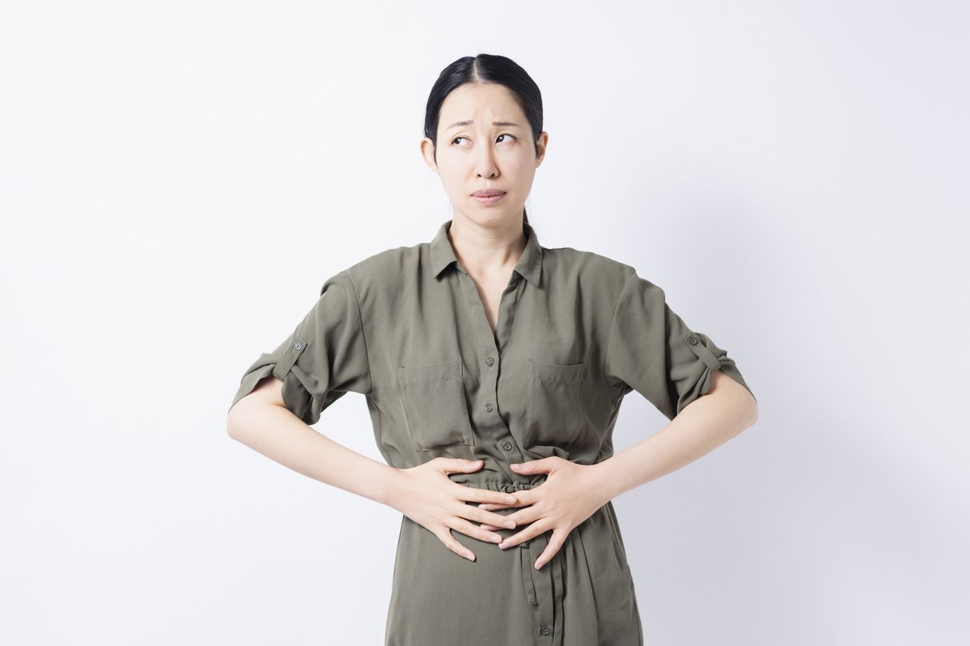お腹が「グー」と鳴るのはなぜ？お腹が鳴る仕組み、鳴りやすい人の特徴、注意すべき症状とは【医師解説】の画像