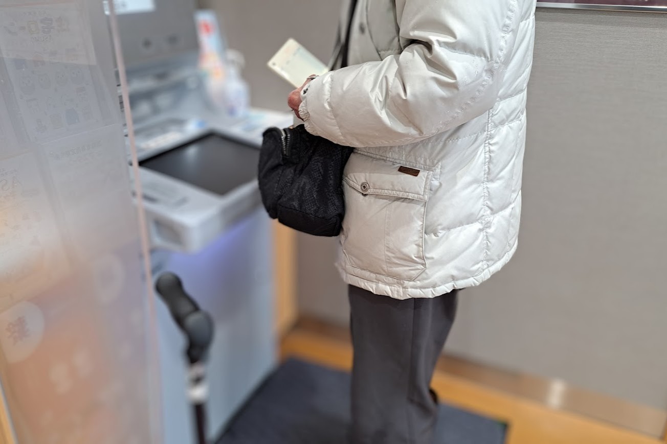 認知症は「物忘れ」だけじゃない？ATMが使えない、同じものを何度も買う…見逃したくない変化の画像