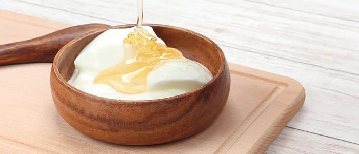 はちみつがかけられているヨーグルト