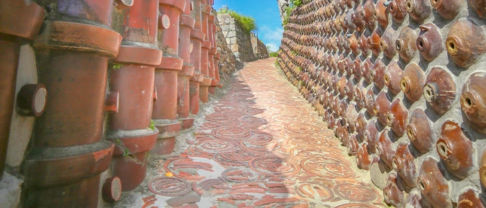 愛知県常滑市の陶器の壁がある道