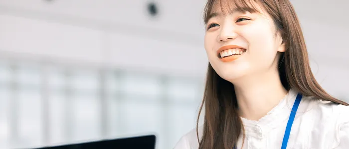 笑顔で仕事をする女性