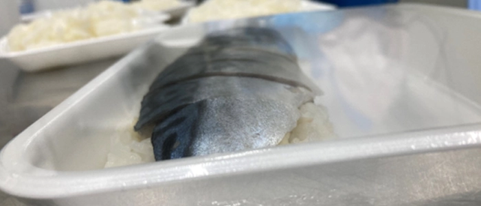 鯖の押し寿司にラップをかけるテスト