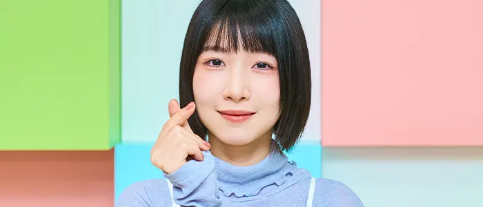 指ハートをする女性