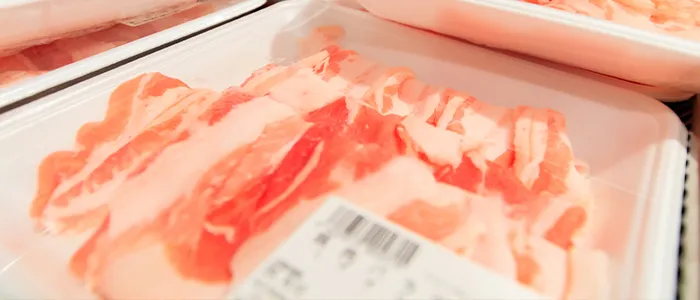 白トレーに入れられた精肉