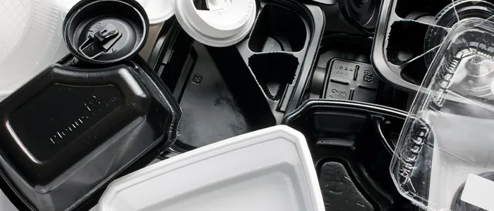 乱雑に置かれた食品トレー