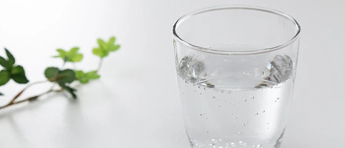 コップに入った炭酸水