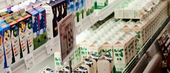 牛乳の並ぶ冷ケース